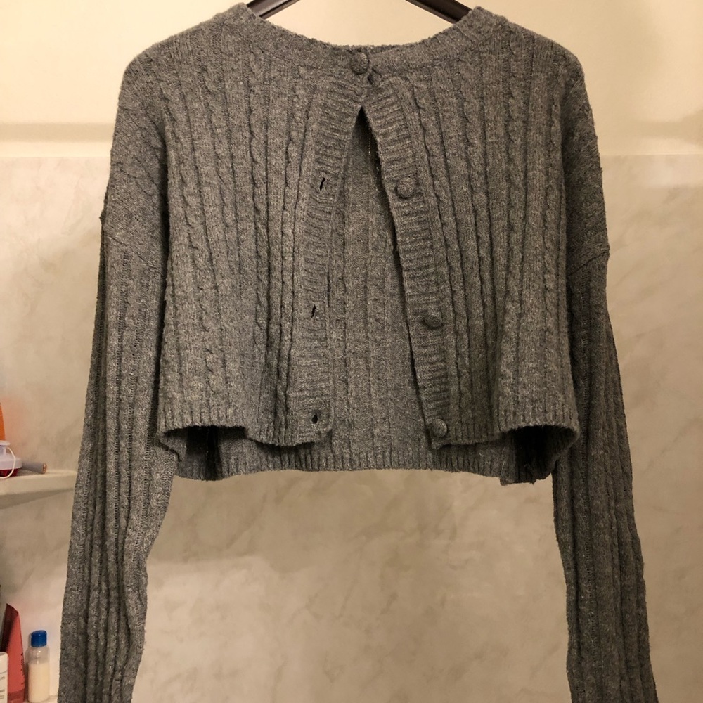 gray long sleeve sweater